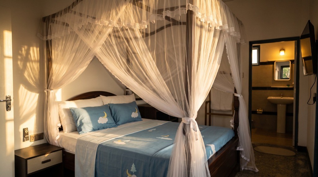 Deluxe Double Room - Canopy Bed in Warm Sunset Glow