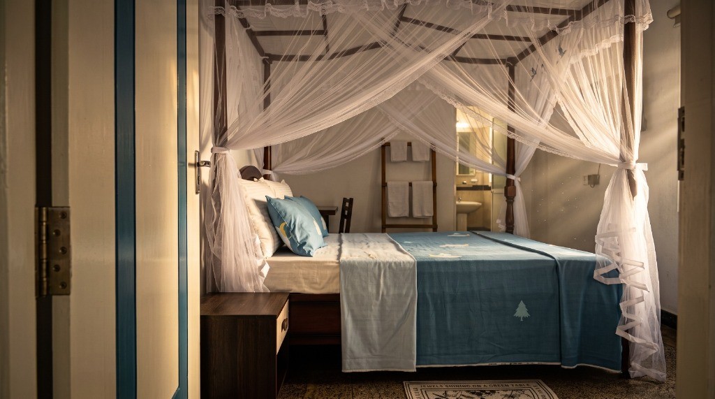 Deluxe Double Room - Morning Sunbeams & Canopy Bed