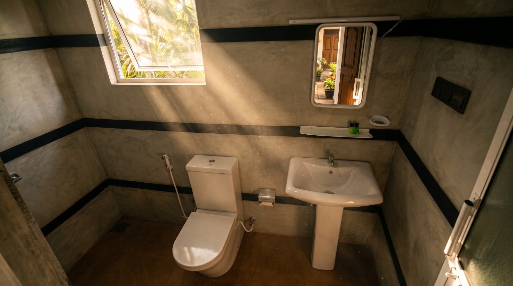 Modern Ensuite Full Bathroom & Pedestal Sink