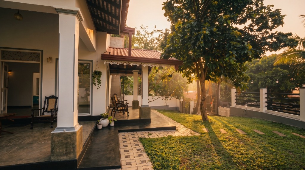 Veranda Hanging Pothos Garden & Sunlit Lawn