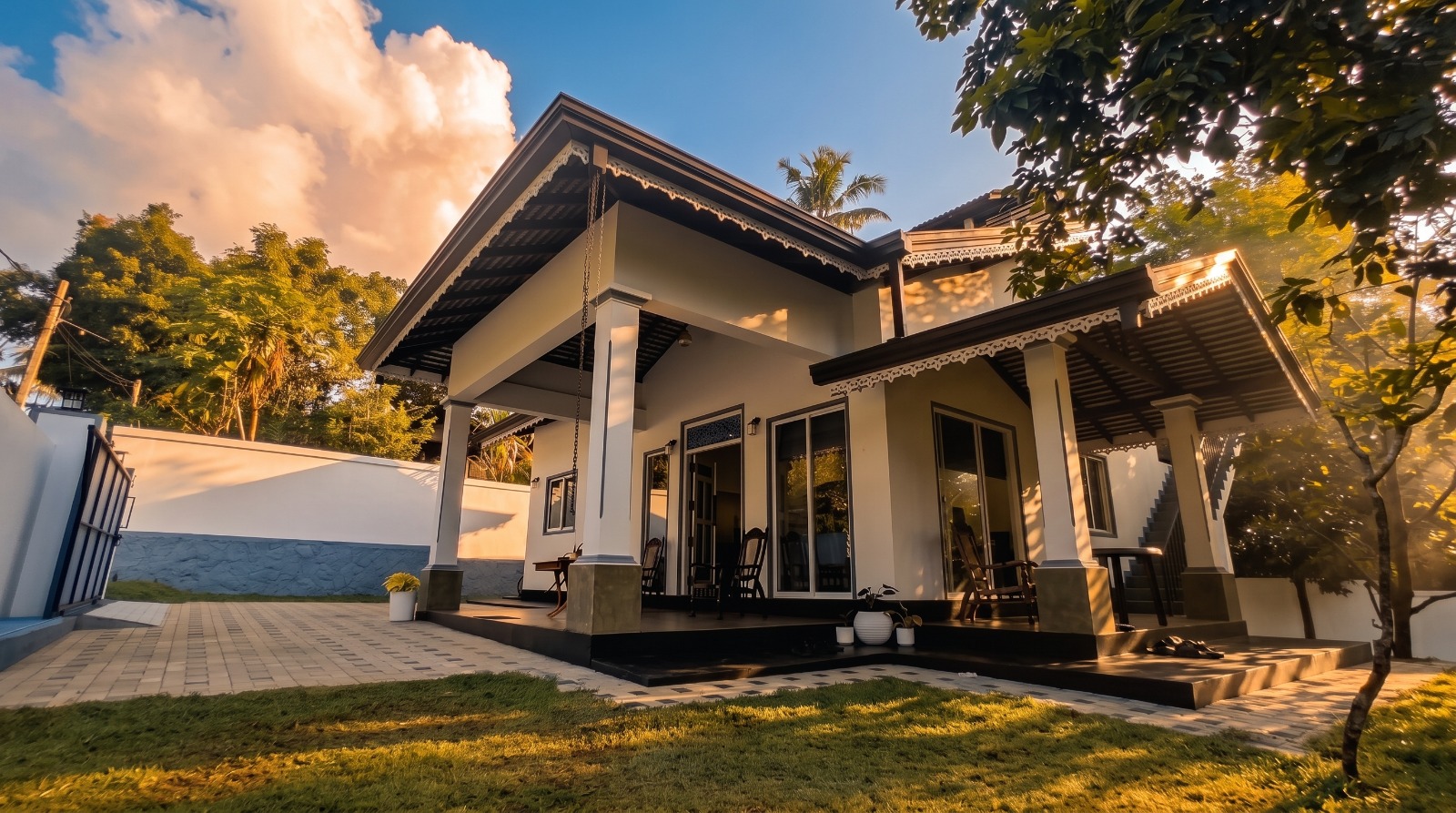 Grand Front Veranda & Courtyard